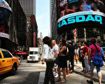 纳斯达克100指数追踪的前20大非金融类公司在接下来的几周时间将密集发布第一季度财报。图为纽约纳斯达克交易所外景。(Spencer Platt/Getty Images)