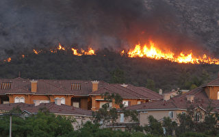 野火蔓延 洛杉矶附近住户被迫撤离