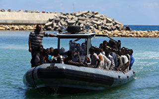 意大利海警在地中海救起1500名偷渡客