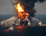 2010年4月20日晚上10点发生在墨西哥湾近海的“深海地平线”钻井平台发生井喷、爆炸并发生美国历史上最严重的原油泄漏事件。（Coast Guard via Getty Images）
