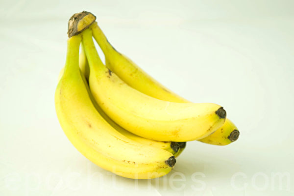 失眠者可以適量吃香蕉，香蕉中的色胺酸可提升睡眠品質。（孫明國/大紀元）