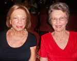 3月31日晚，Silvia Wilson 女士（右）和Ruth Daub女士(左）一起觀看了神韻世界藝術團在佛州邁爾斯堡市巴巴拉曼劇院的第二场演出。（蕭財英/大紀元）