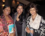 3月31日晚，Jeevaani Selvarajah（中）攜母親（左）和姑母一起觀看了神韻世界藝術團在美國佛州的邁爾斯堡巴巴拉曼劇院進行的第二場演出。（林南/大紀元）
