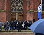 在德國之翼空難中失去18位師生的德國小鎮Haltern，4月1日在當地教堂為遇難者舉行了哀悼活動。數百居民無法進到教堂裡，就在教堂外的廣場上默默祈禱。（SASCHA SCHUERMANN/AFP/Getty Images)