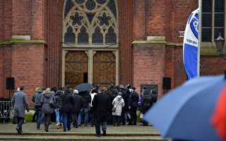在德國之翼空難中失去18位師生的德國小鎮Haltern，4月1日在當地教堂為遇難者舉行了哀悼活動。數百居民無法進到教堂裡，就在教堂外的廣場上默默祈禱。（SASCHA SCHUERMANN/AFP/Getty Images)