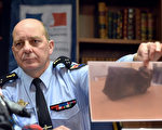 图为法国将军David Galtier在2015年4月2日法国南部马赛记者会上手持一张照片显示搜救人员找到“德国之翼”失事班机坠毁法国阿尔卑斯山的第2个黑盒子。（AFP PHOTO / BORIS HORVAT）