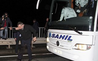 土耳其足球队搭巴士遇袭 司机脸挂彩