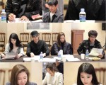 车太贤、金秀贤、孔孝真和IU等演员认真阅读剧本。（KBS 2TV 制作人提供）