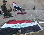 伊拉克人发现万人塚后，神情哀伤地为素昧平生的阵亡将士祷告。(AFP)