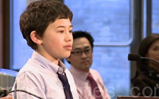 2015年4月7日晚，庫柏蒂諾六年級學生江毅克在學區會議上發言。（李文淨／大紀元）