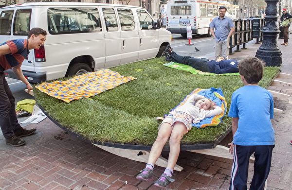 在舊金山市場街上的移動草坪。（李文淨／大紀元）