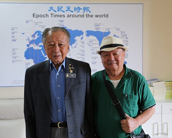 Thomas Cheong和大陆抗日后裔James Yu在大纪元时报合影。(邓皓/大纪元) Thomas Cheong和大陆抗日后裔James Yu在大纪元时报合影。(邓皓/大纪元)