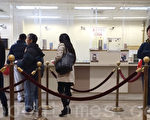 位於華埠的國寶銀行內，顧客在排隊等待處理自己的業務。 （杜國輝/大紀元）
