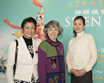 经营语言学校的日本韩裔秦清子（中）与双胞胎妹妹三人4月15日一起观看了神韵演出。（余钢/大纪元）
