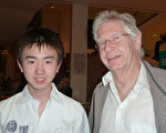 2015年4月15日，瑞士人Rene Nüssli（右）带着从中国来的养子来到德国巴登巴登市节庆大剧院欣赏神韵国际艺术团的演出。（文婧／大纪元）
