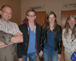 电气工程师Rainer Romer（左）和他的两个孩子以及一个姐妹（右）观看了美国神韵国际艺术团4月15日在德国巴登巴登节庆大剧院的演出。（文婧／大纪元）
