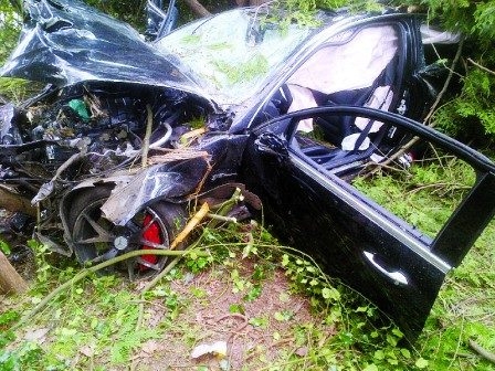 车辆已完全毁损变形。(温哥华市警方提供) 车辆已完全毁损变形。(温哥华市警方提供)