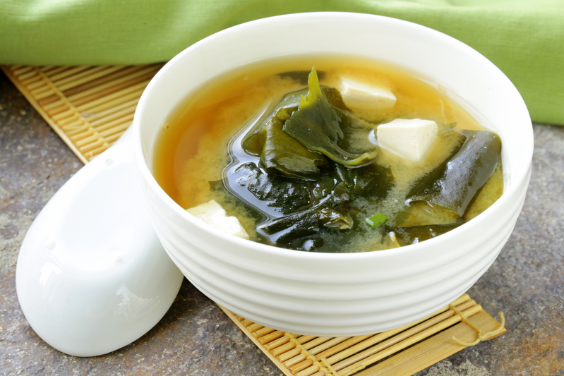 喝湯也有很多健康學問，錯誤的喝湯方式，可能給身體帶來不良影響。（Fotolia）