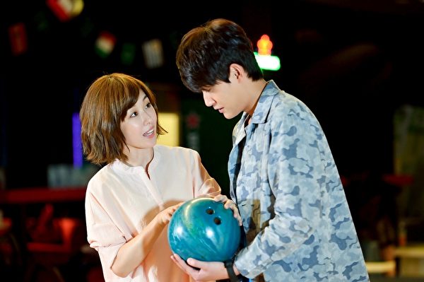 李维维(左)《好想谈恋爱》中扮演“大龄女”与男星陈乃荣合作。(三立提供) 李维维(左)《好想谈恋爱》中扮演“大龄女”与男星陈乃荣合作。(三立提供)