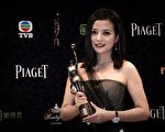 2015年4月19日，赵薇凭借《亲爱的》荣膺第34届香港电影金像奖最佳女主角奖。（PHILIPPE LOPEZ/AFP/Getty Images）