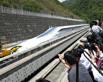 日本东海旅客铁道公司的“L0系”磁浮列车于2015年4月21日创下时速603公里的世界纪录。图为该列车于2013年6月在山梨县的试验线进行展示。（JIJI PRESS / AFP）