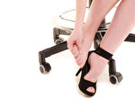 当你的脚不小心踢到桌腿、椅子腿或石块时，那种从脚尖快速传来的痛楚，会让你感到撕心裂肺。（fotolia）