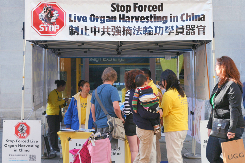 2015年4月22日,澳洲珀斯法輪功學員在當地社區揭露中共活摘器官。(明慧網)