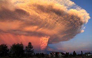 组图： 智利火山喷发如蘑菇云 红色警戒