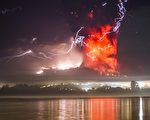 2015年4月23日，智利南部卡爾布科（Calbuco）火山爆發，大量火山灰和熔岩從火山口噴出。（DAVID CORTES SEREY/AGENCIA UNO/AFP）