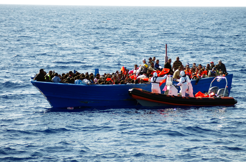 地中海偷渡船再倾覆 落水难民挣扎求救