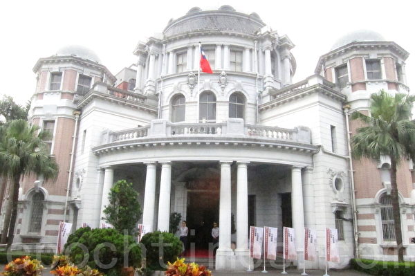 中華民國監察院(圖)24日舉辦「百年風華、千秋柏臺」國定古蹟監察院落成百年特展開幕典禮,展期即日起至5月31日止,院長張博雅表示,誠摯邀請大家參與這場難得的百歲生日慶典。(鍾元/大紀元) 中華民國監察院(圖)24日舉辦「百年風華、千秋柏臺」國定古蹟監察院落成百年特展開幕典禮,展期即日起至5月31日止,院長張博雅表示,誠摯邀請大家參與這場難得的百歲生日慶典。(鍾元/大紀元)