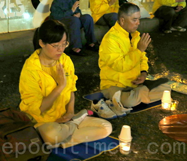 部分澳洲纽省法轮功修炼团体的成员在悉尼市中心的乔治街（George St）举行烛光集会。（摄影何蔚/大纪元）