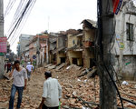 尼泊爾當地時間今天（25日）接近中午的時候發生7.9級強烈地震，尼泊爾多地的建築物出現大規模損毀，目前已造成至少150人死亡。(AFP PHOTO / PRAKASH MATHEMA)