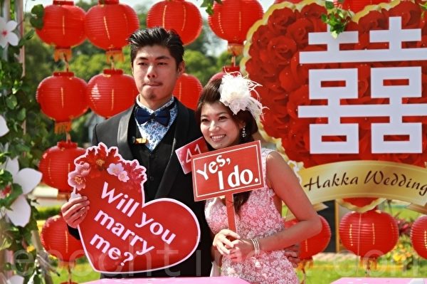 结束10年爱情长跑的谢榕宸(左1)、郝欣昀,终于共组家庭。(许享富 /大纪元) 结束10年爱情长跑的谢榕宸(左1)、郝欣昀,终于共组家庭。(许享富 /大纪元)