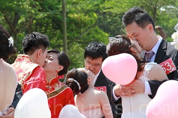 苗栗桐花婚礼,每对佳偶拥抱热吻,现场洋溢浪漫气息。(许享富 /大纪元) 苗栗桐花婚礼,每对佳偶拥抱热吻,现场洋溢浪漫气息。(许享富 /大纪元)