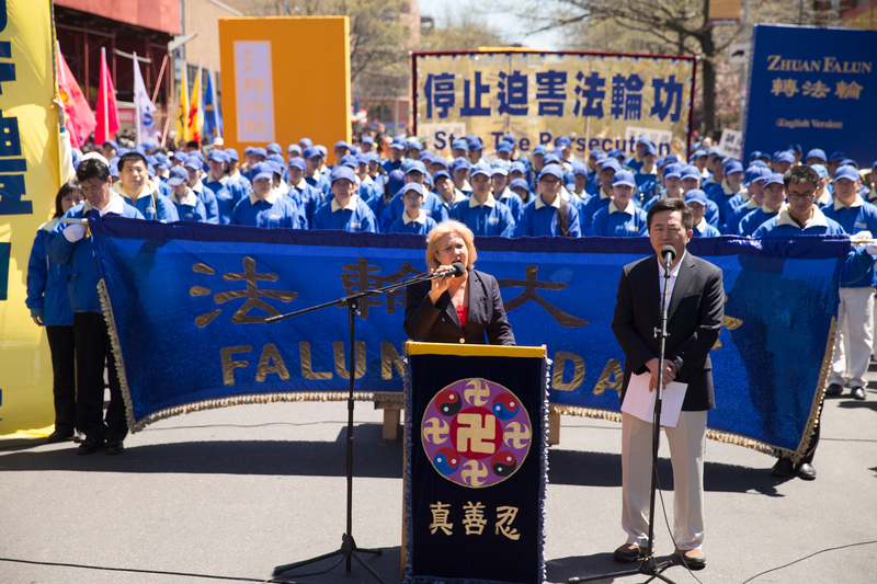 法拉盛社区领袖玛莎(Martha Flores)在集会上发言。(戴兵/大纪元)