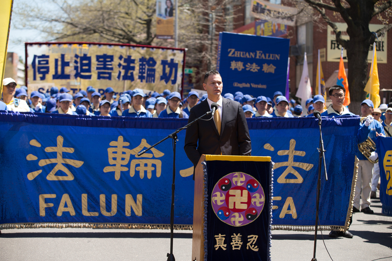 医生反对强摘器官组织(DAFOH) 发言人达蒙‧诺托博士(Damon Noto,MD)在集会上发言。(戴兵/大纪元)
