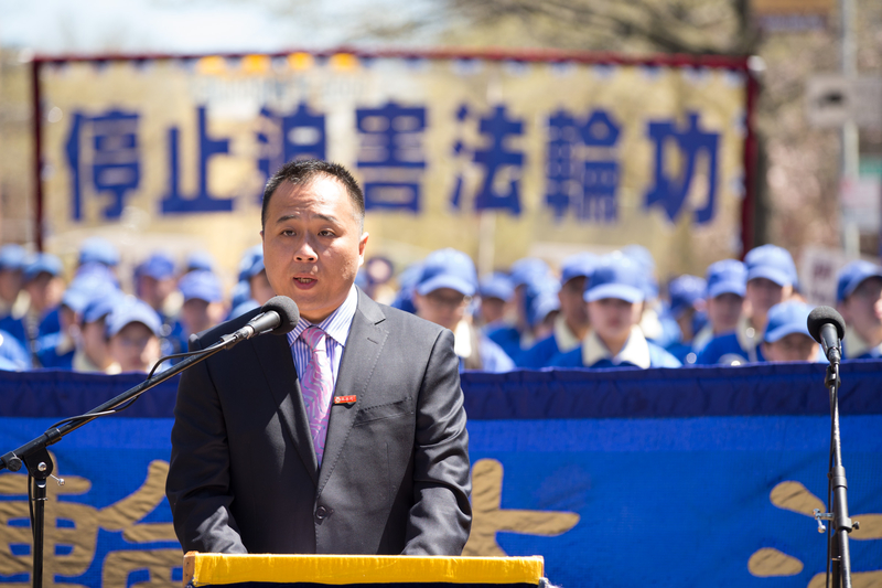 4.25亲历者朱虹达在集会上发言。(戴兵/大纪元)