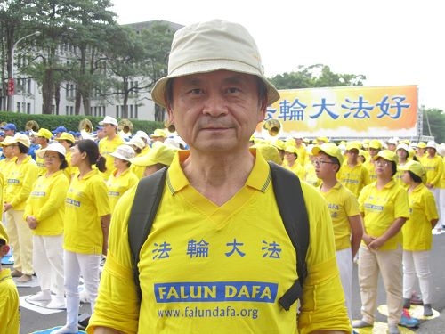 国营企业的工程师李国钦因缘“四‧二五”万人大上访的新闻,认识到法轮大法是千载难逢的高德大法而坚定专修大法。(明慧网) 国营企业的工程师李国钦因缘“四‧二五”万人大上访的新闻,认识到法轮大法是千载难逢的高德大法而坚定专修大法。(明慧网)