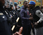 美國馬里蘭州巴爾的摩民眾於2015年4月25日，進行抗議非裔青年葛瑞被捕受傷致死的反警示威，後來演變成砸車搶奪的失控場面，警方已逮捕12名滋事者。(Alex Wong/Getty Images)