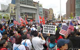 紐約五千華人上街 聲援警員梁彼得