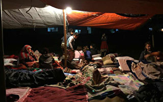 尼泊尔旅客睡菜园过夜 / 尼泊尔强震，死伤惨重，波卡拉的旅馆老板怕又有余震，就在馆外菜园空地搭棚子过夜，滞留的台湾及中国大陆游客、欧美背包客也挤过去，就怕半夜还得逃难。（民众提供）(中央社)