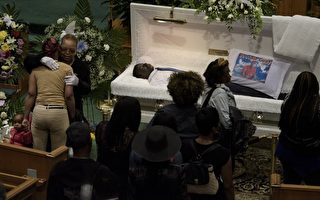 拘留期非裔青年死亡 白宮代表出席葬禮