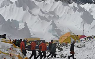 百余人受困珠穆朗玛峰冰瀑区待救援