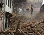 4月28日，一場7.8級地震後的尼泊爾首都加德滿都街頭。（Omar Havana/Getty Images）