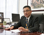 4月28日，州眾議員朱感生在沙加緬度的辦公室接受採訪。（周鳳臨／大紀元）