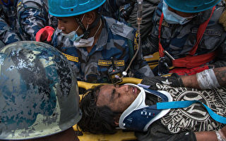4月30日，尼泊爾15歲少年拉瑪（Pema Lama）遭活埋在瓦礫堆中5天後奇蹟獲救。  (Omar Havana/Getty Images)