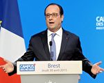 法国总统奥朗德30日走访西北部城市布勒斯特(Brest)时表示:法国在中非共和国的维和部队被控拿食物作饵,性侵饥饿儿童,如遭定罪,他誓言“绝不留情”。
(AFP)