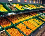 在超市购物的消费者可能不知道，架上排列的42,000项货品其实是一份“房地产”，只卖给出标最高者。（Fotolia）