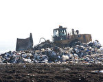 硅谷纽比垃圾场的垃圾山工作面。（马有志／大纪元）